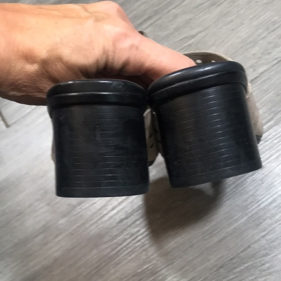 Munro Jules - Greige Nubuck Lacer Cut Slip-On Sandals size 8.5W - Picture 4 of 10